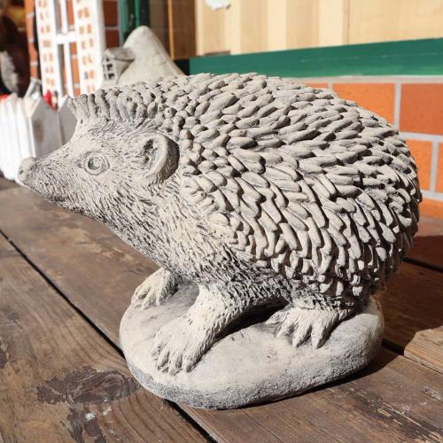 イギリスからやって来た手造りガーデンストーンのハリネズミ　ガーデン装飾