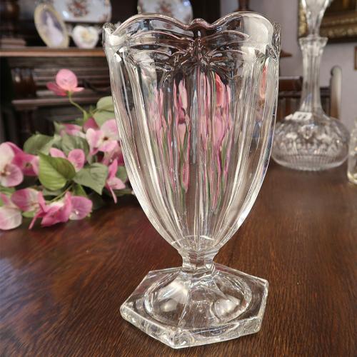 イギリスより直輸入したアンティークガラスの花びらの形のフラワーベース(花瓶)　#84