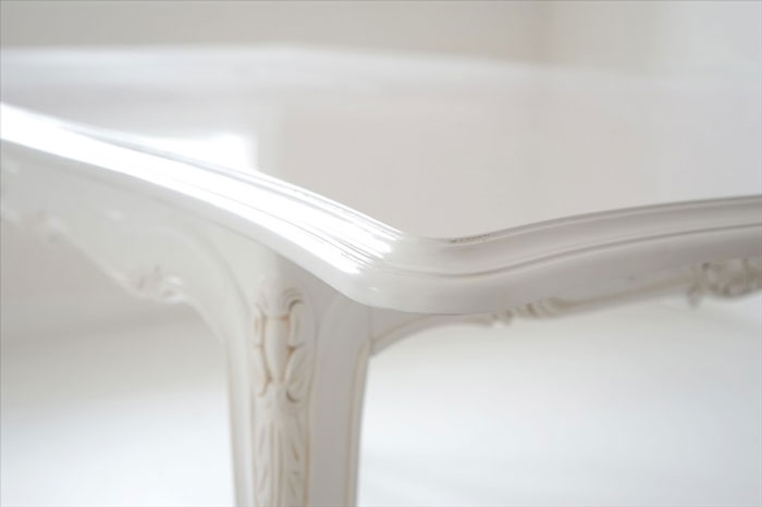 白色の猫脚伸長式テーブルの写真