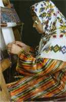 ペルシャ絨毯を織る織子