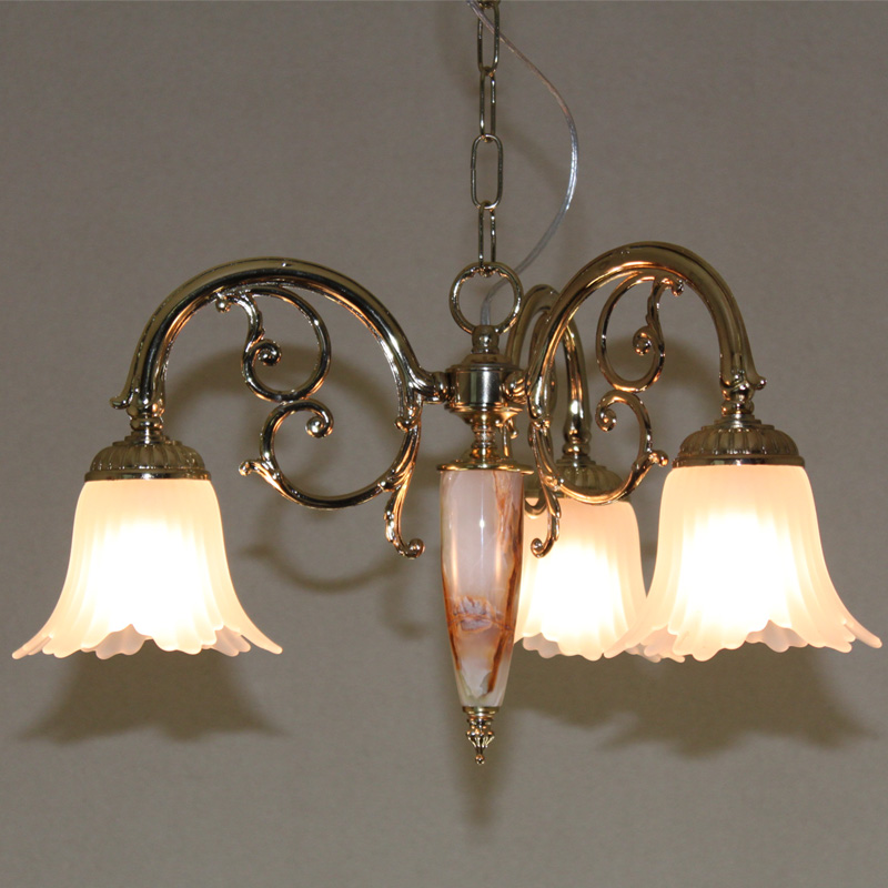 スペイン製のオニクスで装飾された3灯シャンデリアB型