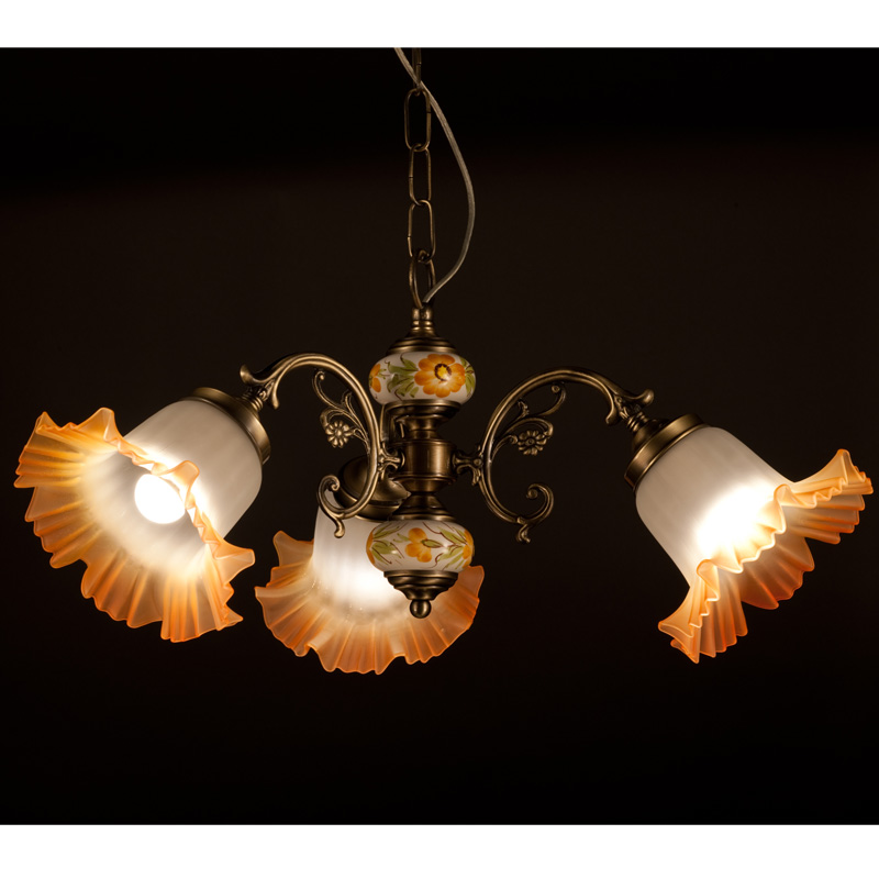スペイン製の手書きの陶器で装飾された3灯シャンデリア