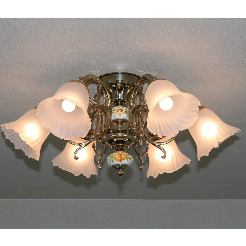 アンティークゴールドメッキの本体に手書きの陶器で装飾された6灯シーリングシャンデリア