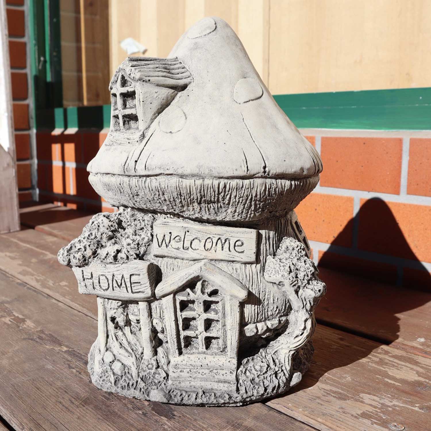 イギリスからやって来た手造りガーデンストーンのフェアリーハウス　ガーデン装飾