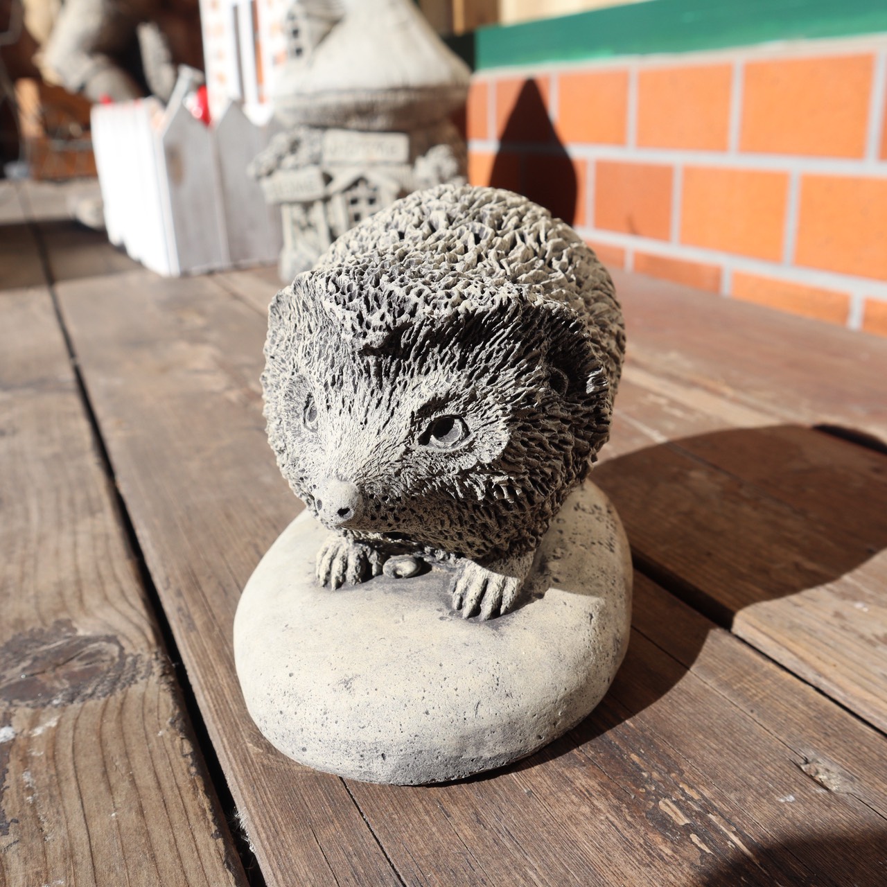 イギリスからやって来た手造りガーデンストーンのハリネズミ(小)　ガーデン装飾