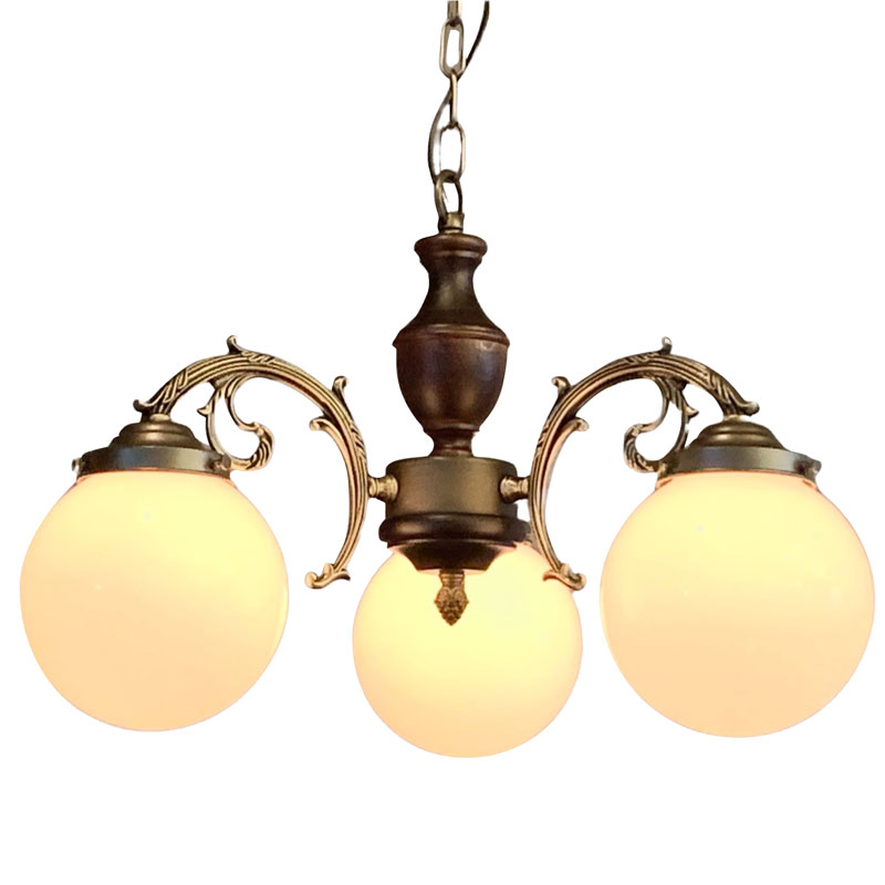 鋳物アームにレトロな雰囲気の丸ガラスを合わせた3灯シャンデリア照明