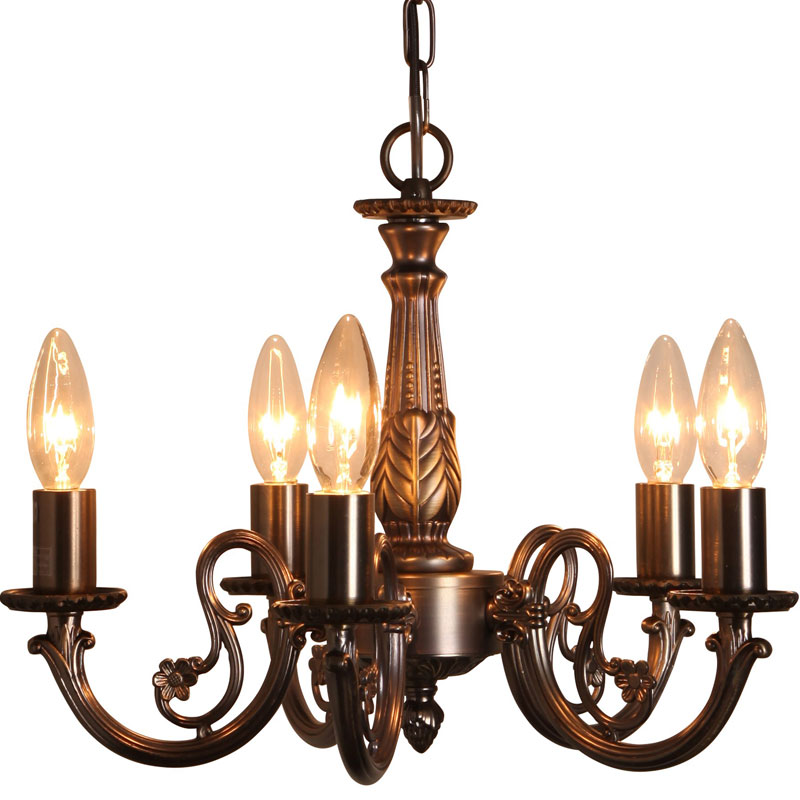 鋳物メッキのフレームがクラシカルなブロンズ色の5灯シャンデリア照明