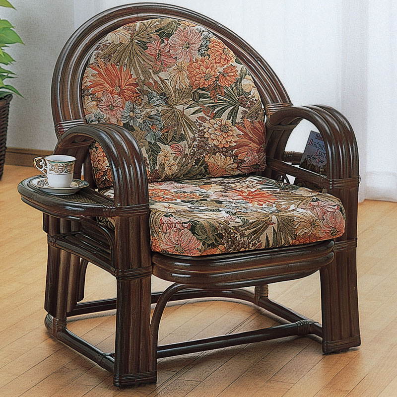 サイドテーブルとマガジンラックが付いたラタンアームチェア　ラタン・籐家具