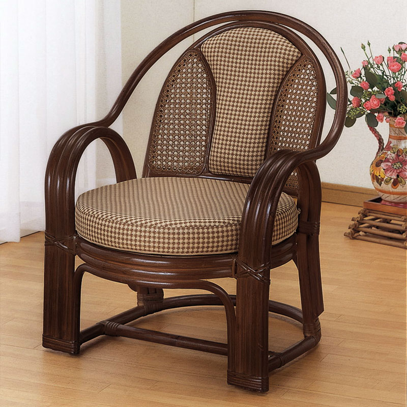 斬新なデザインのラタンアームチェア　ラタン・籐家具