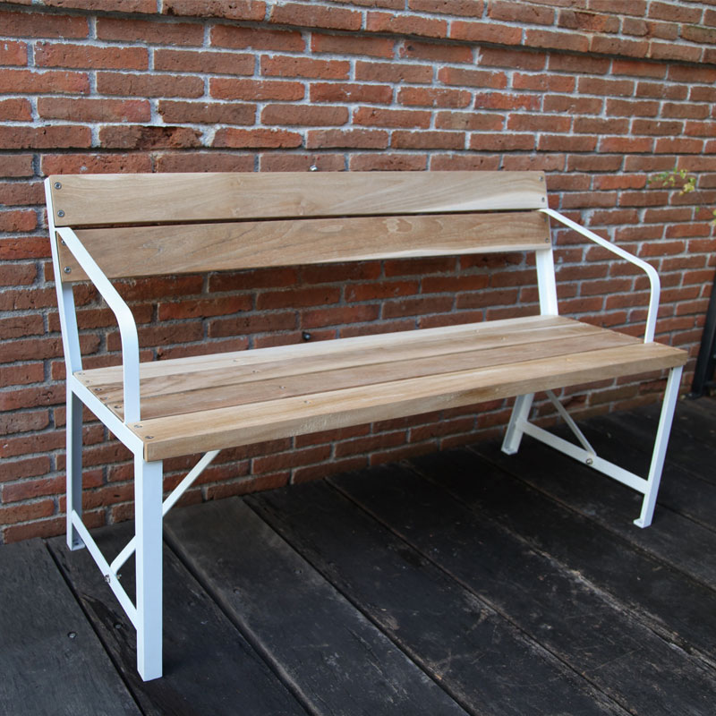 シンプルなデザインのオーストリアベンチ