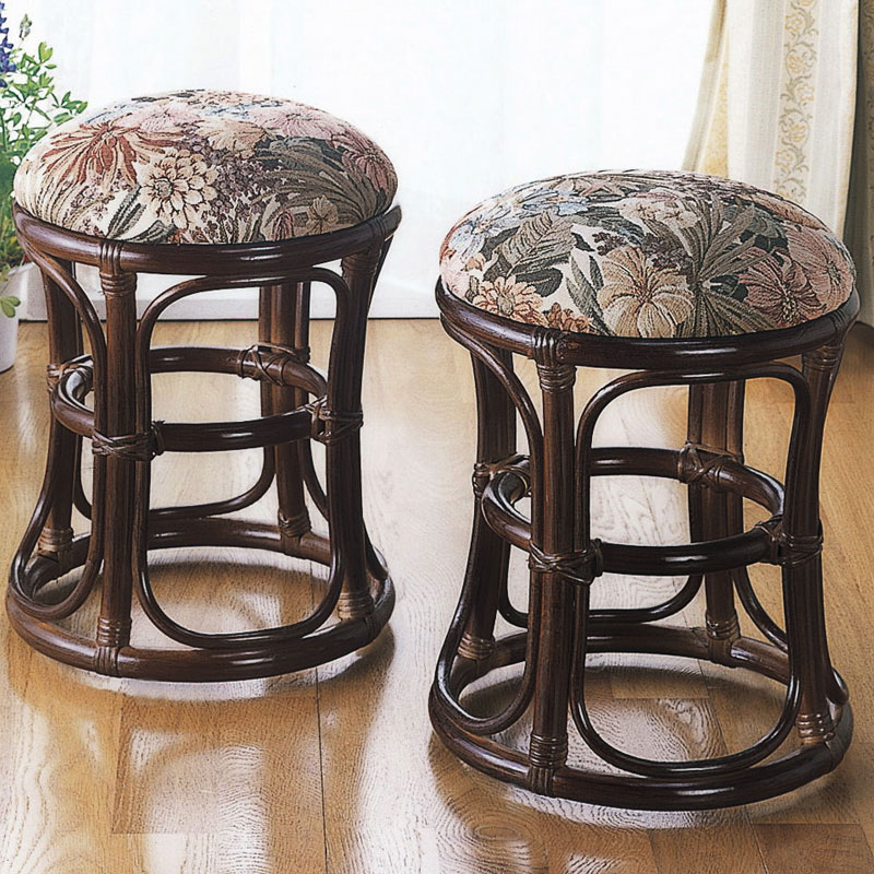 クッション付きで座り心地もソフトなラタンスツール2個組セット　ラタン・籐家具