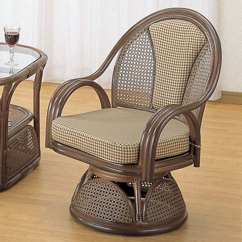 背面も籐とクッションのコンビのシィーベルチェア(籐回転椅子)