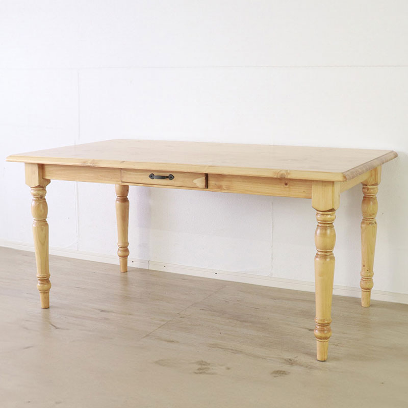 北欧パイン材無垢使用の150cm幅カントリーダイニングテーブル　【送料無料】
