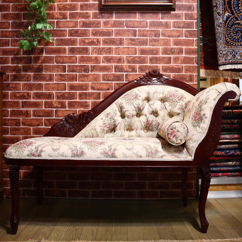 マホガニー材仕様の小ぶりのおしゃれなカウチソファー　輸入家具