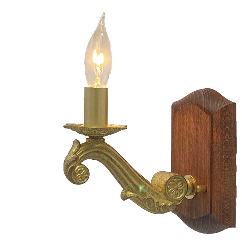 木製のベースにクラシカルなゴールド色アームを付けた1灯用ウォールランプ(屋内用)