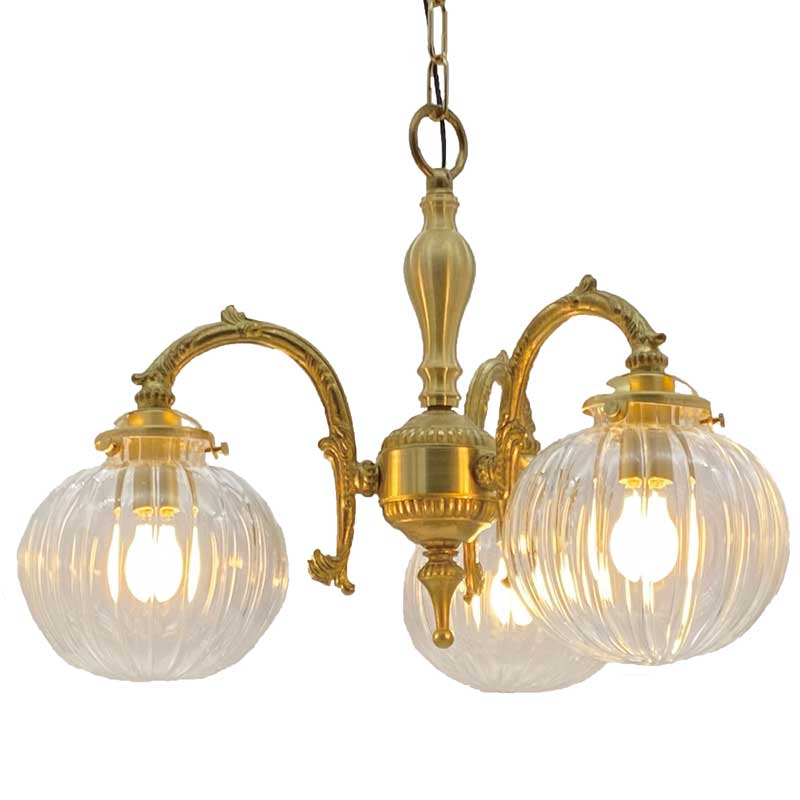 ゴージャスなフレームに丸型のシェードが付いた3灯シャンデリア照明　【送料無料】