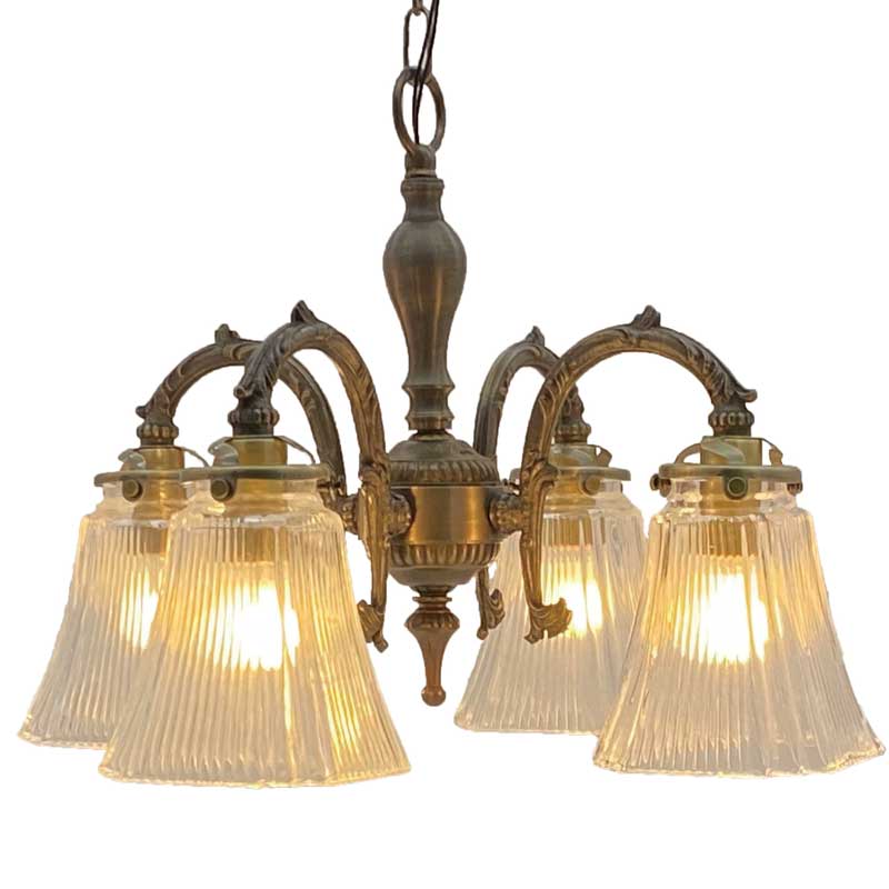 コンパクトにまとまったアンティーク調の4灯シャンデリア照明　【送料無料】