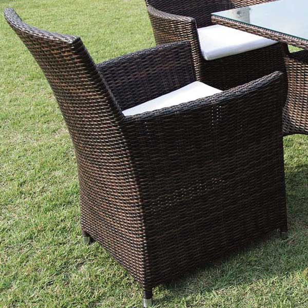 人工ラタンで作ったモダンなデザインのアームチェア　人工ラタン家具