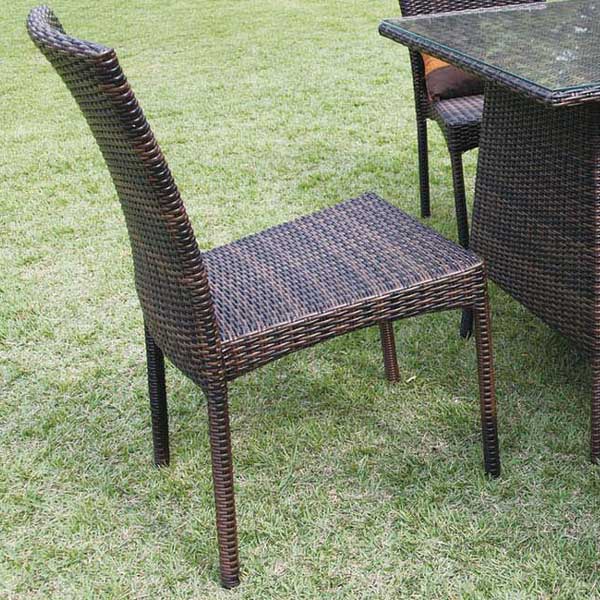 人工ラタンで作ったモダンなデザインのチェア　人工ラタン家具