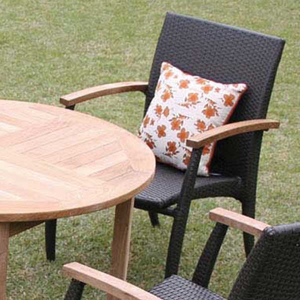 人工ラタンで作られたチークアームが光る素敵なチェア　人工ラタン家具