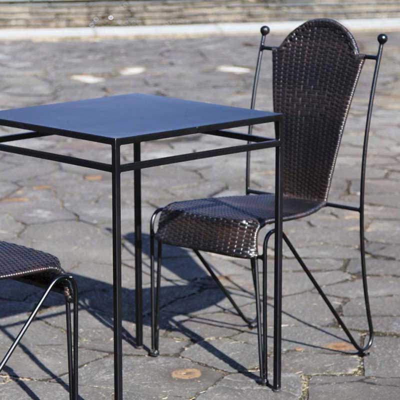 アイアンフレームに人工ラタンを巻き付けたおしゃれなチェア　人工ラタン家具