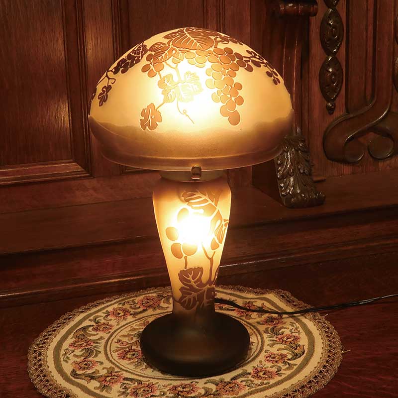 ブドウ柄のフランスガレ風ランプ　ホツ有り　アウトレット