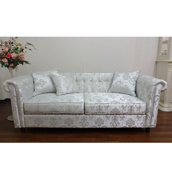 ちょっとカジュアル感覚を取り入れたチェスターフィールド3人掛けソファー