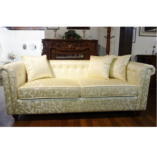 ちょっとカジュアル感覚を取り入れたチェスターフィールド3人掛けソファー