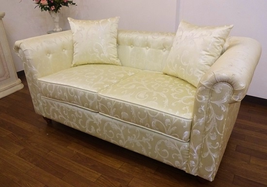 ちょっとカジュアル感覚を取り入れたチェスターフィールド2人掛けソファー