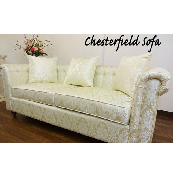 ちょっとカジュアル感覚を取り入れたチェスターフィールド3人掛けソファー