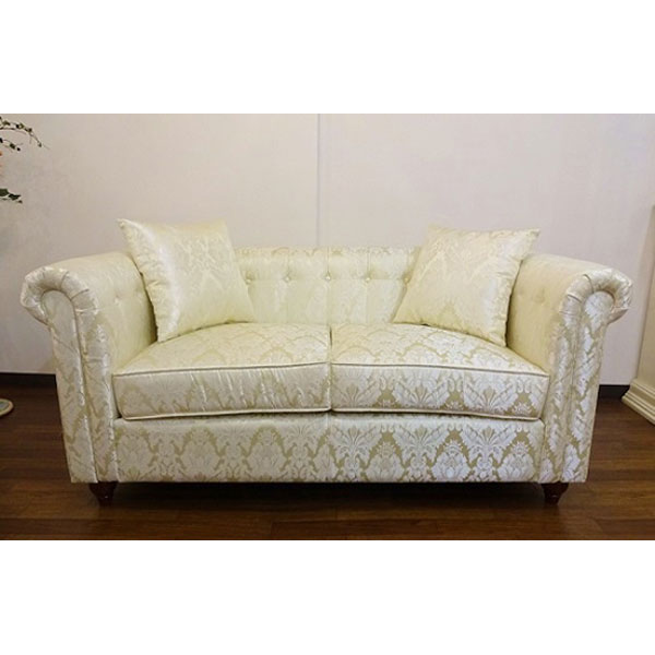 ちょっとカジュアル感覚を取り入れたチェスターフィールド2人掛けソファー