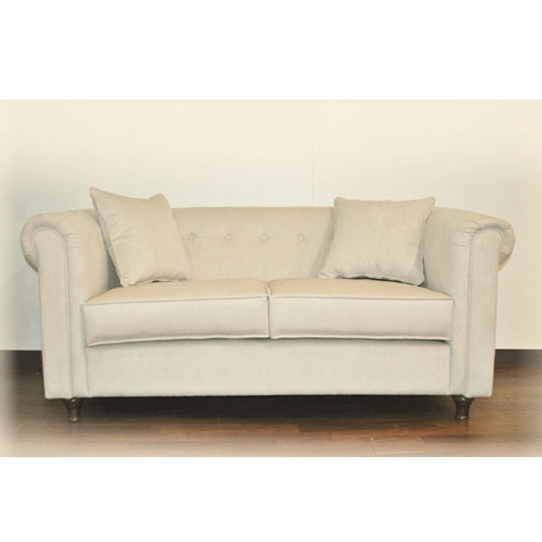 ちょっとカジュアル感覚を取り入れたチェスターフィールド2人掛けソファー