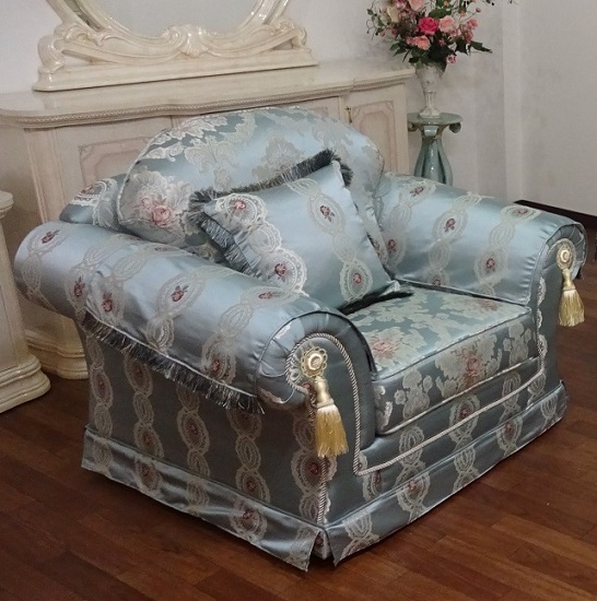 イギリス王宮風の花柄のファブリックが素敵なクラシックデザイン1人掛けソファー