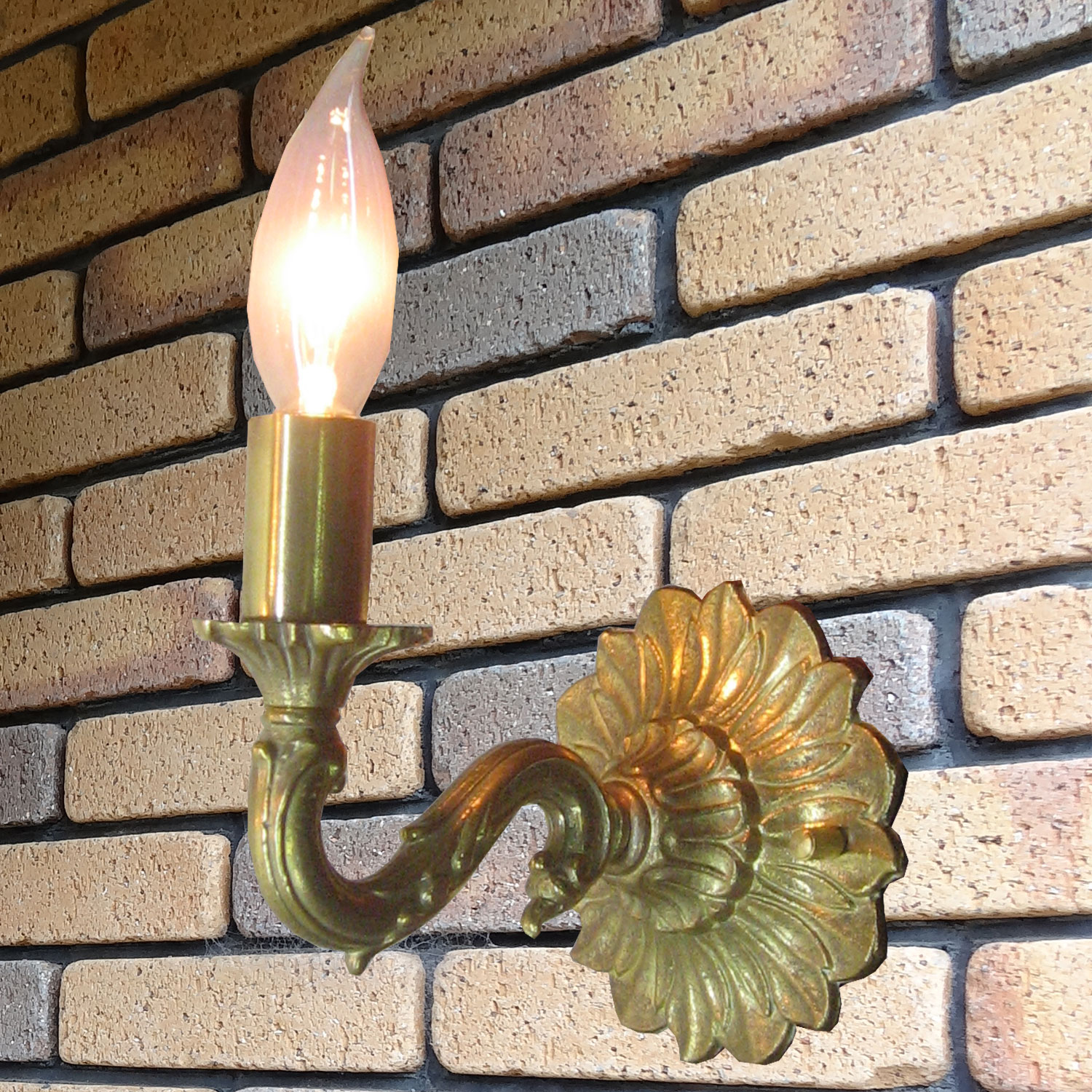 クラシカルな雰囲気のゴールド色1灯ブラケット(屋内用)　【送料無料】