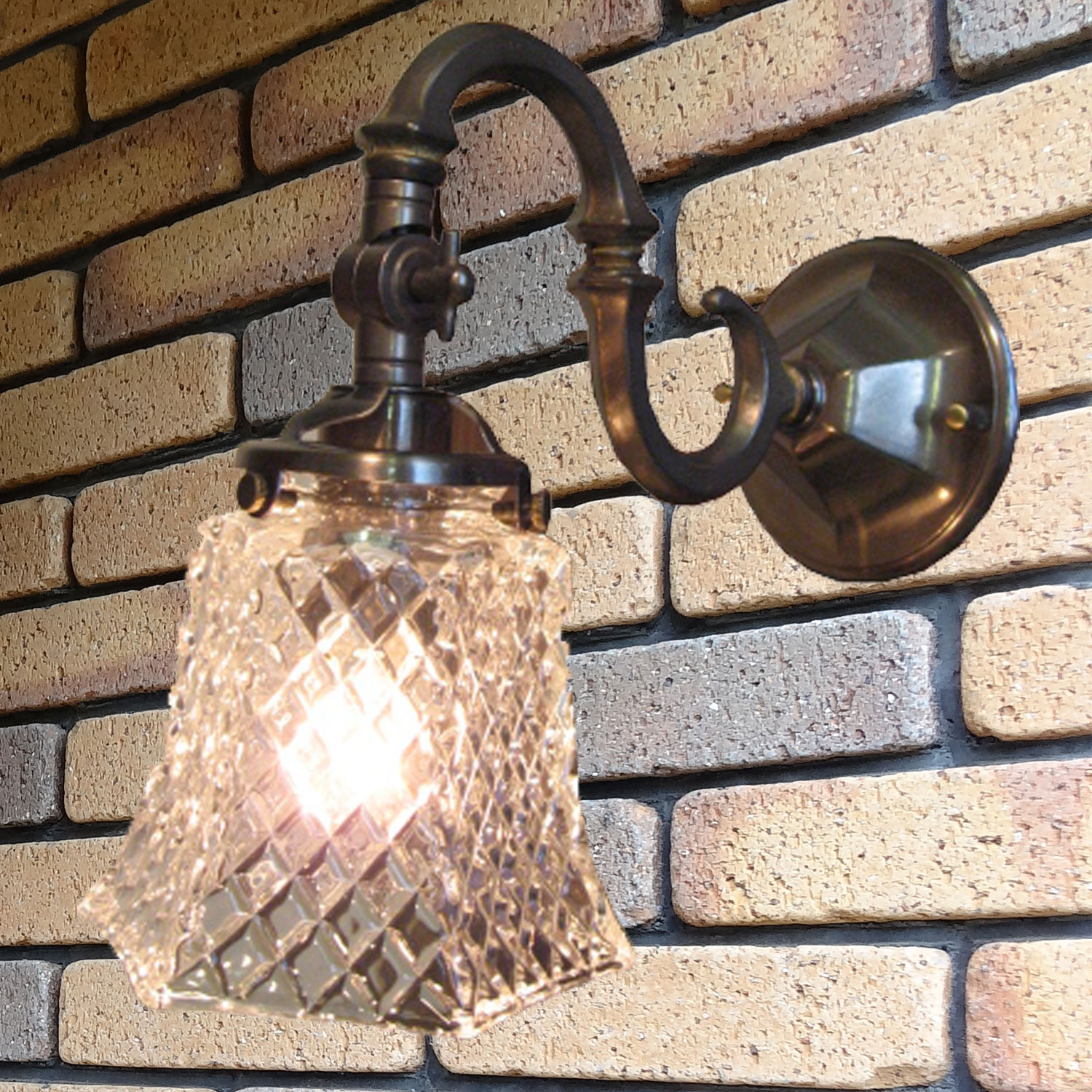 アンティーク調のフレームにガラスシェードの付いたウォールランプ　【送料無料】