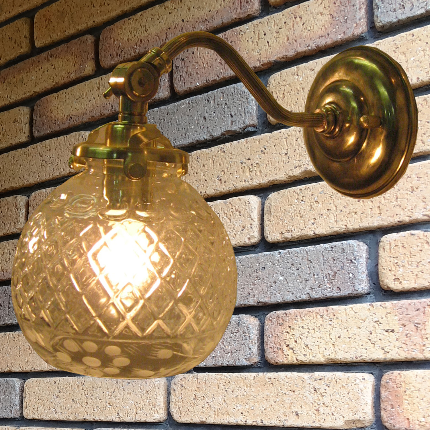 カッティングされた円形のシェードがやさしい雰囲気のウォールランプ(屋内用)【送料無料】