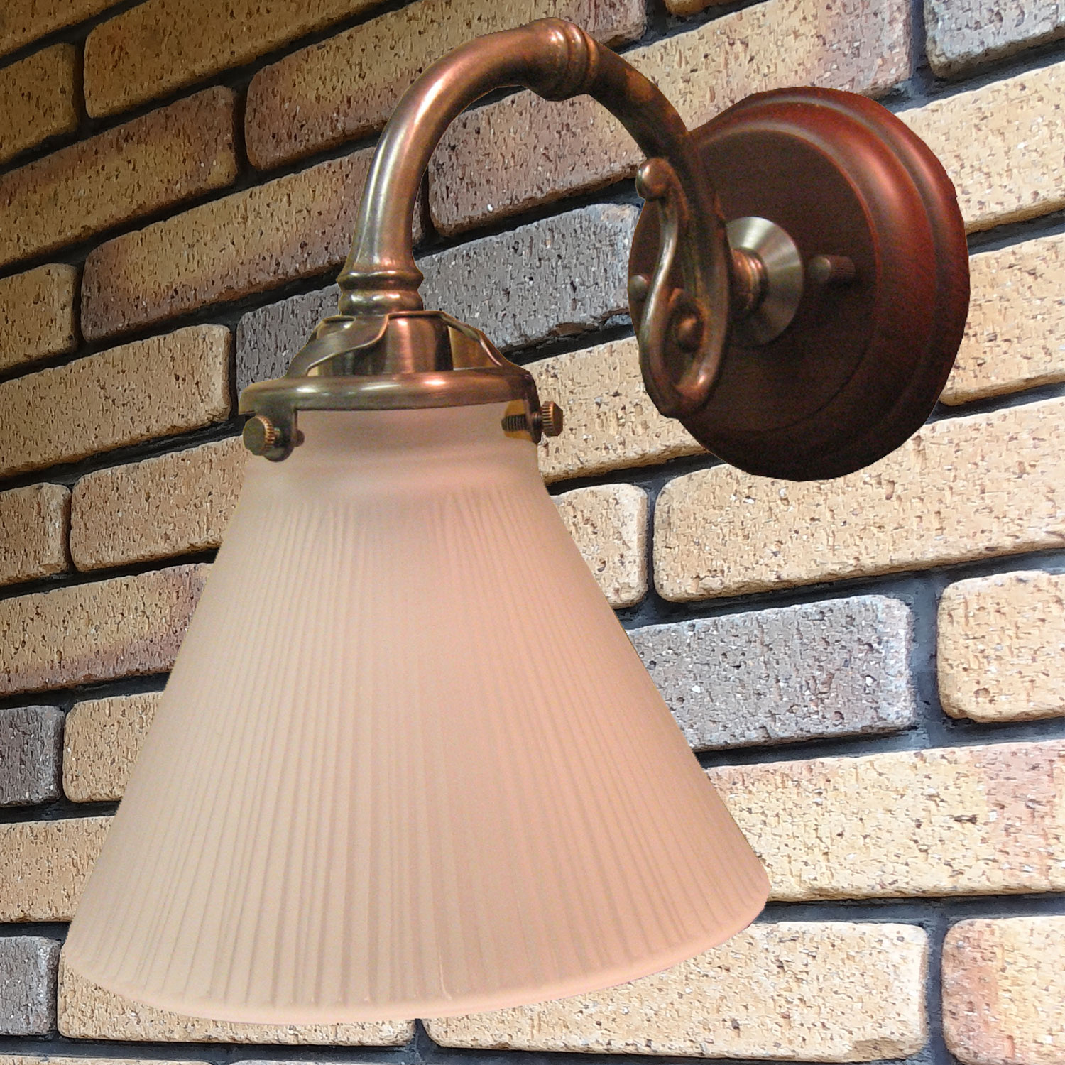 エレガントなガラスシェードが付いた1灯ウオールランプ(屋内用)　【送料無料】