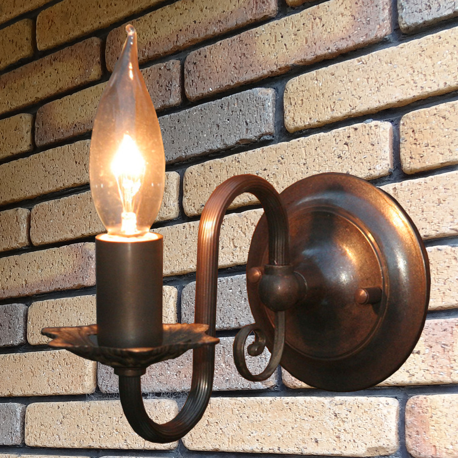 クラシカルな1灯のウォールランプ(屋内用)