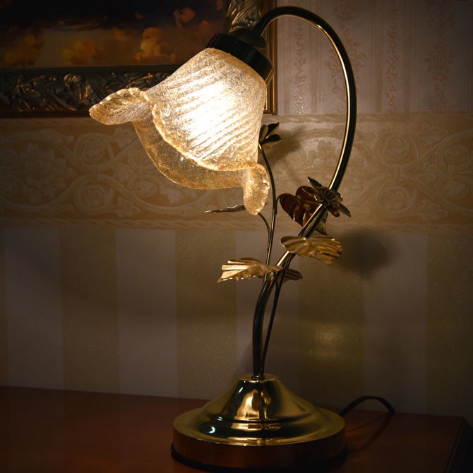 さりげない室内エッセンス・アマグラスタッチwithリーフというテーブルランプ