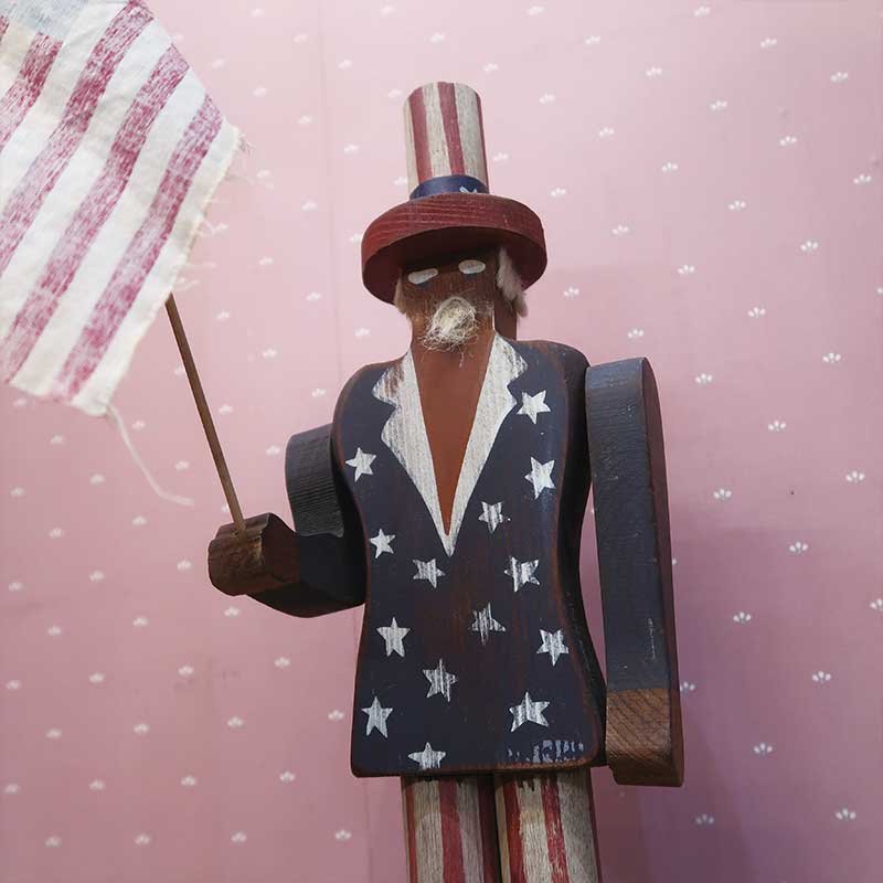 アメリカンカントリー小物　星条旗を掲げたアンクルサム　木のオーナメント　【送料無料】
