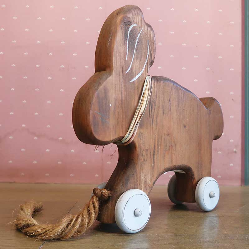 アメリカンカントリー小物　ひっぱり車うさぎ(茶)　木のオーナメント　【送料別途】