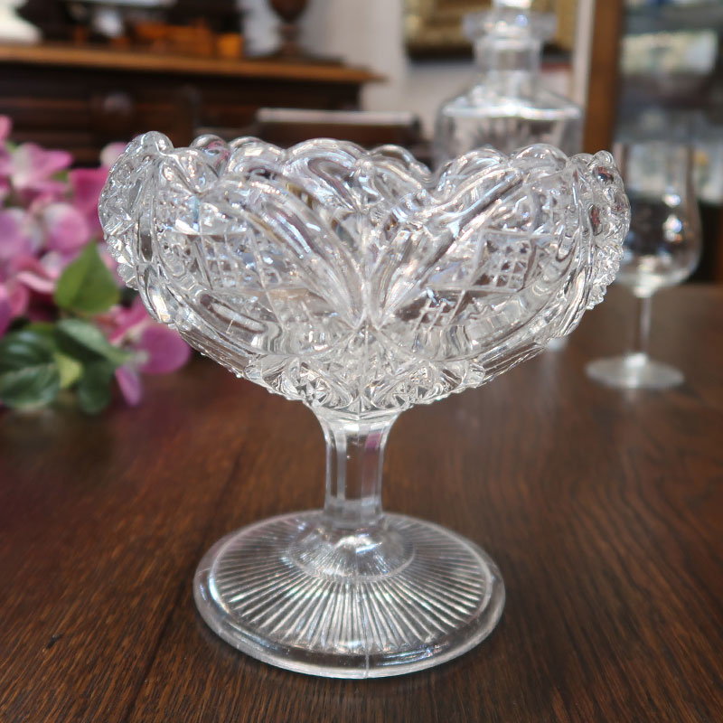 イギリスより直輸入したアンティークガラスの脚付き小ぶりのコンポート