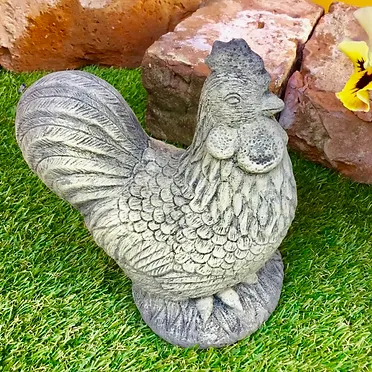 イギリスからやって来た手造りガーデンストーンのにわとり