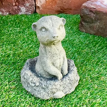イギリスからやって来た手造りガーデンストーンのミーアキャット　ガーデン装飾