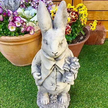 イギリスからやって来た手造りガーデンストーンの新郎うさぎ　ガーデン装飾