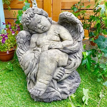 イギリスからやって来た手造りガーデンストーンの天使のラウンジ