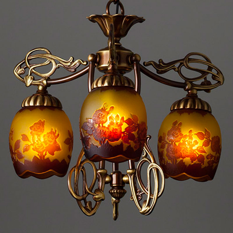 バラがモチーフの3灯チェーン吊りシャンデリア照明　(レッドローズ)　ガレコレクション 送料無料