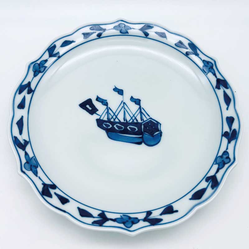 カール紅毛人桔梗渕台皿　青花　有田焼