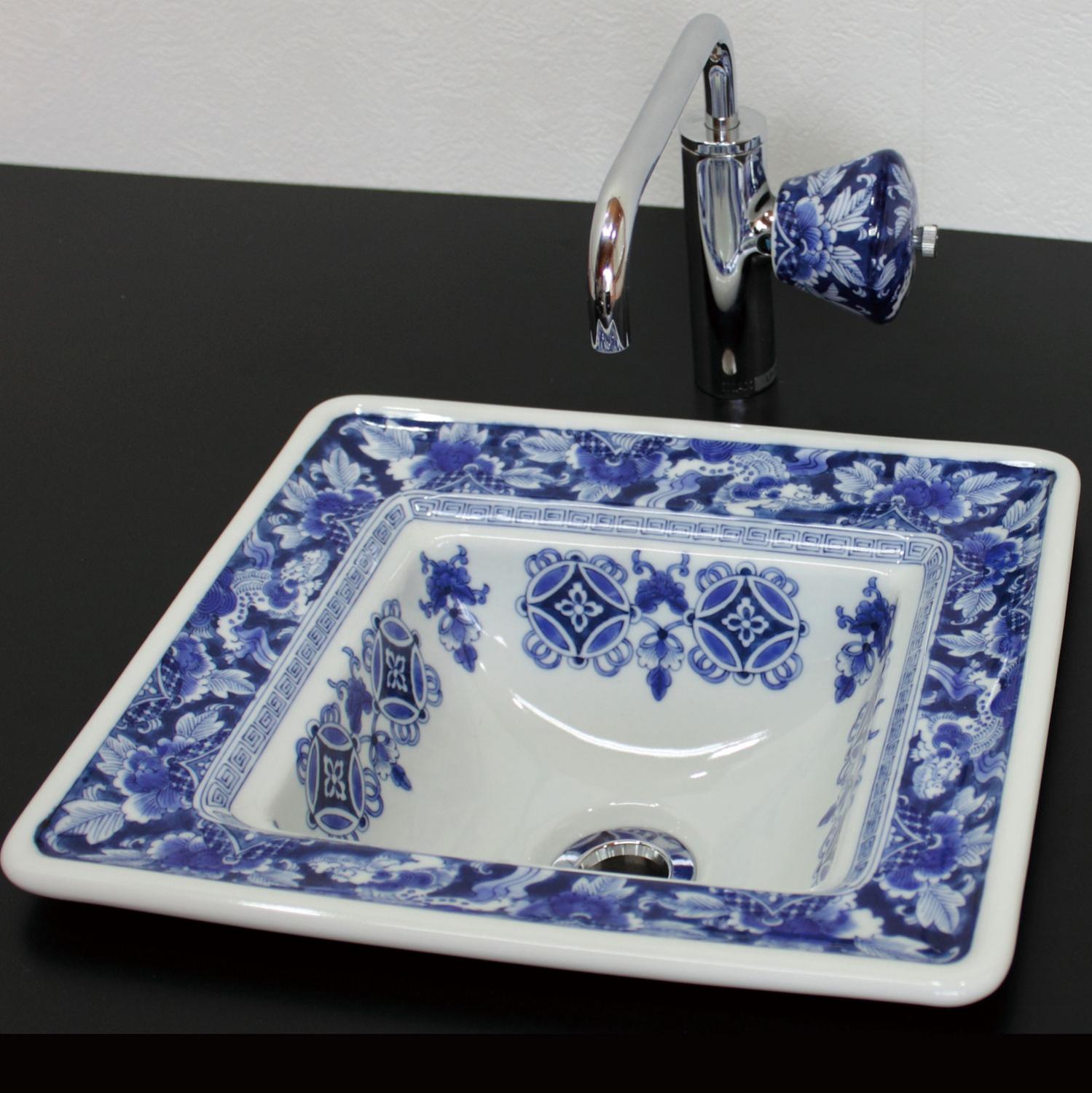 有田焼の手洗い器　染付七宝獅子絵角型