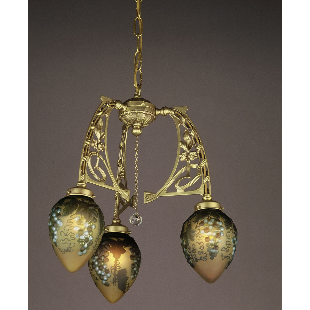 葡萄をモチーフにしたチェーン吊3灯シャンデリア照明　(ブルーグレープ)　ガレコレクション 送料無料